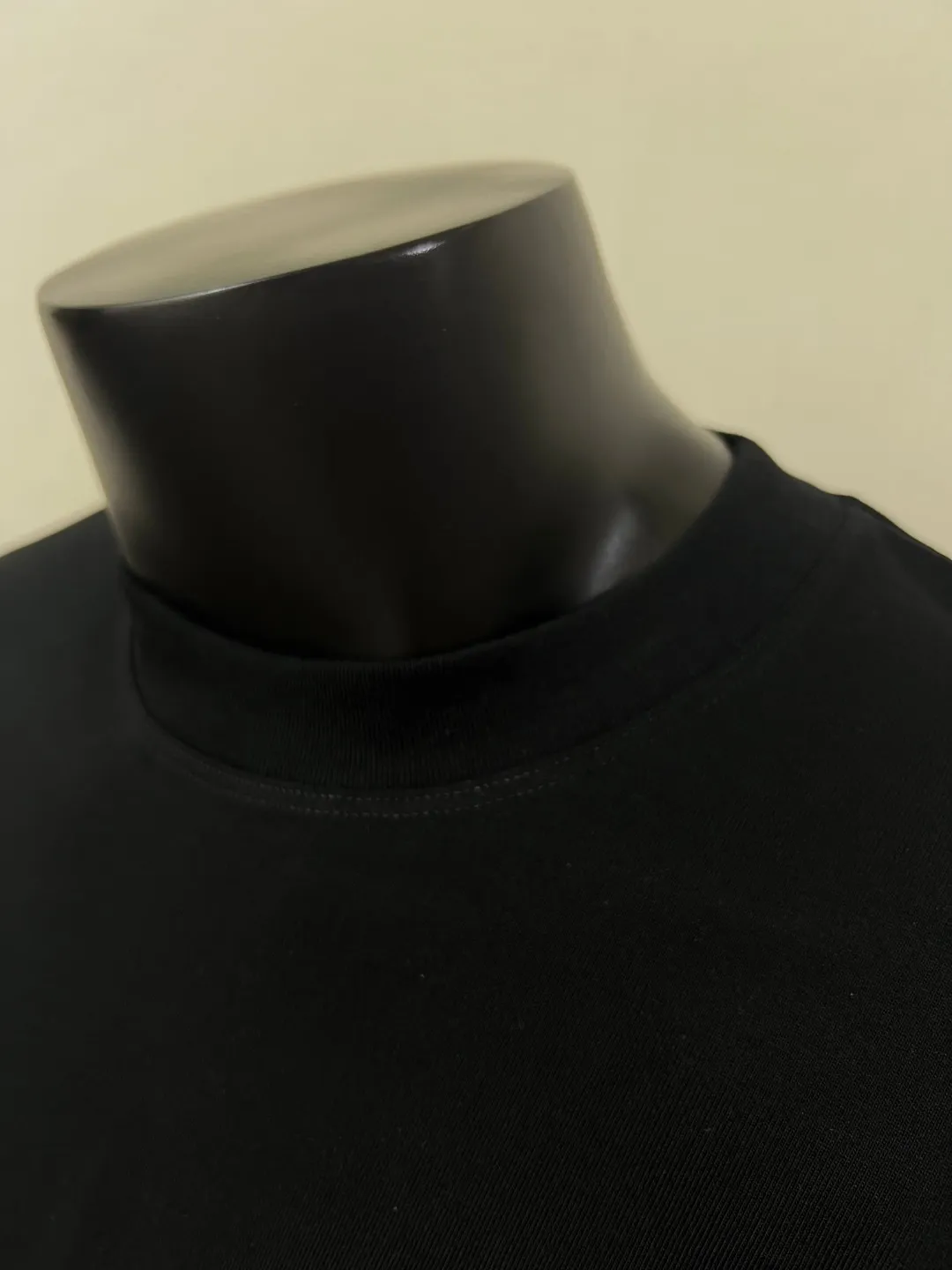 P140 STONE ISLAND top version, differentiated currency, 2025ss official website synchronization, embroidered small label LOGO short-sleeved T-shirt, 64 counts, high density 240g double yarn pure cotton, imported machine embroidered small label, embroidered letters are clean and neat, supports NFC scanning code to enter GW, YB ready-to-wear fabric collar hemming, shoulder bone and tight thread It will not deform after being worn for a long time. It has been washed with high temperature for 4 times. It does not fade, shrink or pill. It is comfortable and stretchable. It is a must-have wardrobe item. Same style for men and women. Five colors: lilac gray, dark gray, white, black, copper brown. Size: XS-L. Maximum L can wear 200 pounds.
